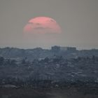 Ο ήλιος ανατέλλει πάνω από τα ερείπια της βομβαρδισμένης Γάζας