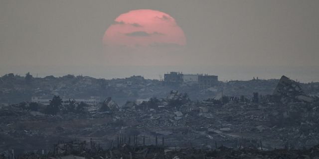 Ο ήλιος ανατέλλει πάνω από τα ερείπια της βομβαρδισμένης Γάζας