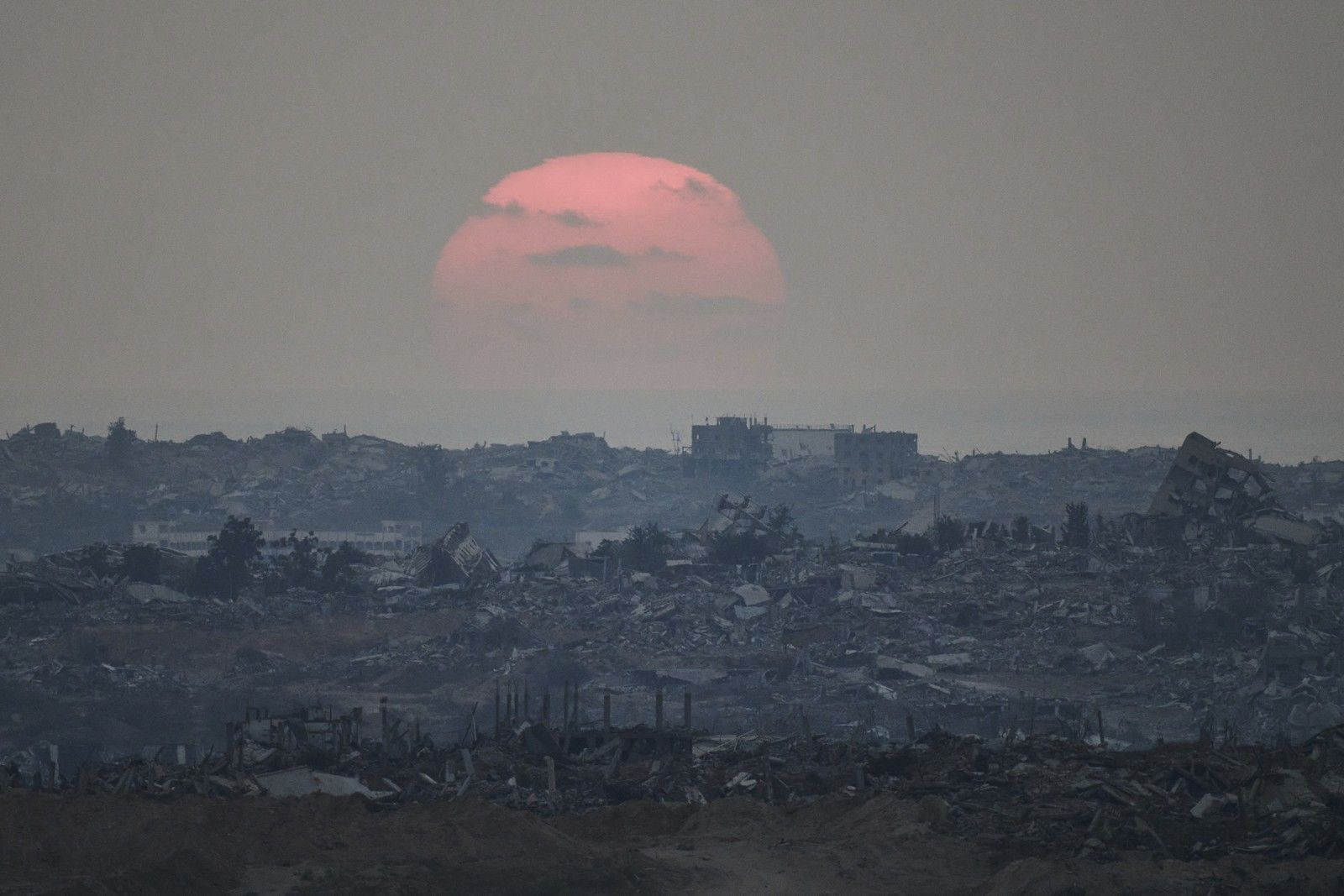 Ο ήλιος ανατέλλει πάνω από τα ερείπια της βομβαρδισμένης Γάζας