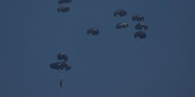 Ρίψη ανθρωπιστικής βοήθειας στη Λωρίδα της Γάζας