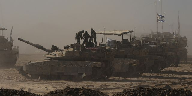 Ισραηλινά άρματα μάχης κινούνται προς τη Γάζα