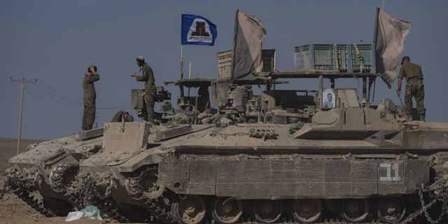 Ισραηλινά άρματα μάχης κινούνται προς τη Γάζα