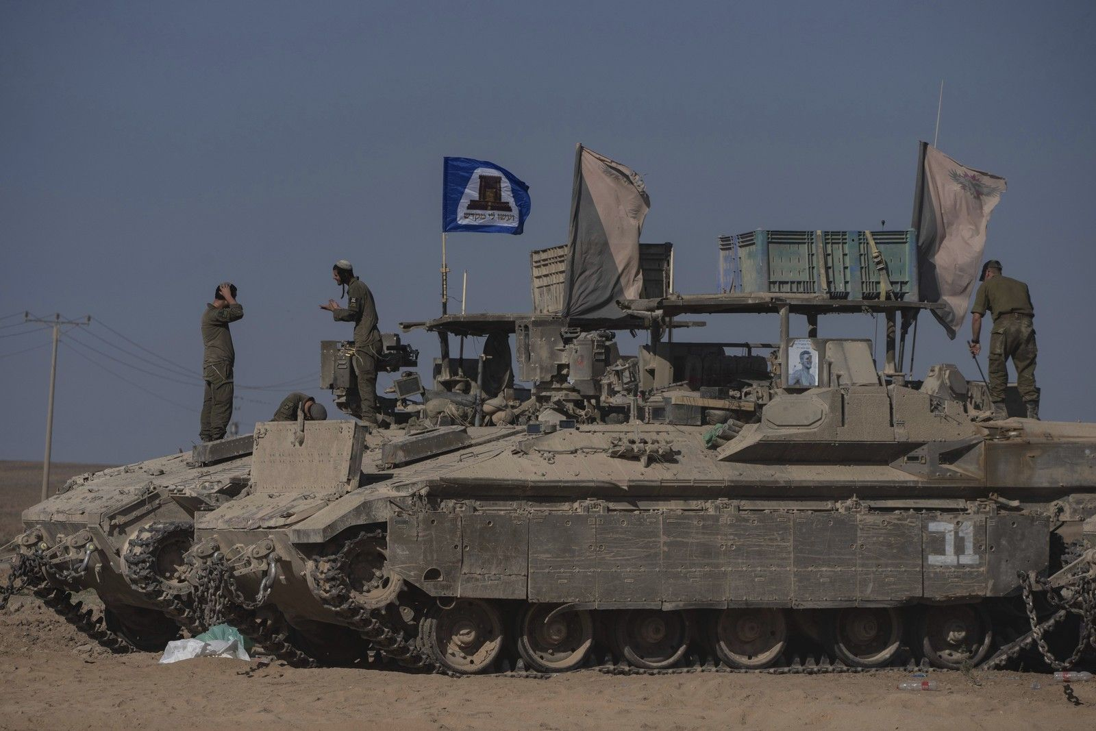 Ισραηλινά άρματα μάχης κινούνται προς τη Γάζα