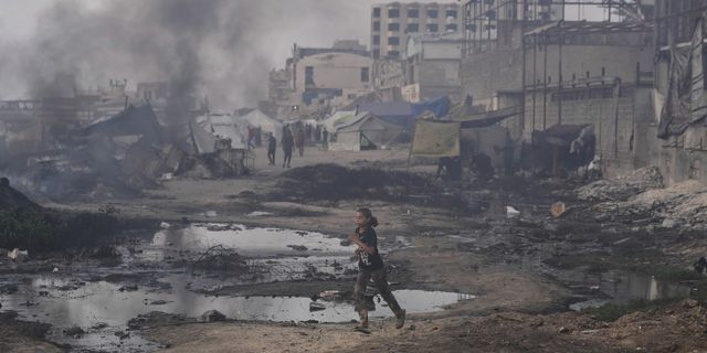 Ένα κορίτσι τρέχει ανάμεσα στα χαλάσματα που αφήνουν πίσω τους οι ισραηλινοί βομβαρδισμοί στη Γάζα