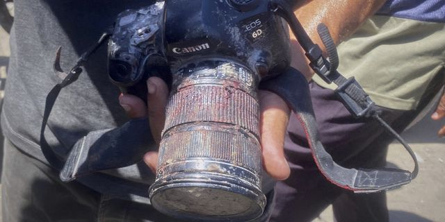 Σε αυτή τη φωτογραφία που δίνει στη δημοσιότητα η οικογένειά της, ένα άτομο δείχνει την κάμερα, λεκιασμένη με αίμα, που κρατούσε η δημοσιογράφος Μαριάμ Ντάγκα, πριν πέσει νεκρή από την επίθεση του Ισραήλ