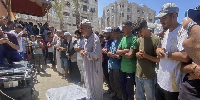 Συγγενείς και φίλοι αποχαιρετούν τη δημοσιογράφου του Associated Press,Μαριάμ Ντάγκα, που έπεσε νεκρή σε επίθεση του Ισραήλ στο νοσοκομείο Νάσερ, στη Γάζα