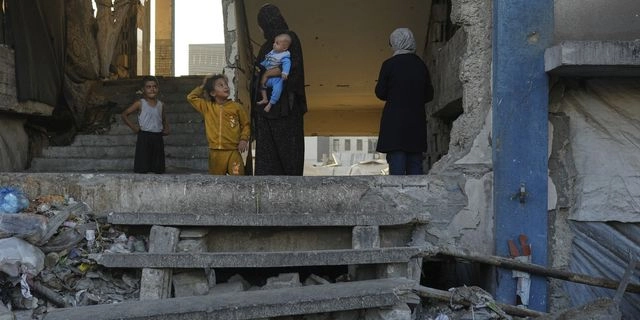 Παλαιστίνιοι βρίσκουν καταφύγιο ανάμεσα στα χαλάσματα στην πόλη της Γάζας
