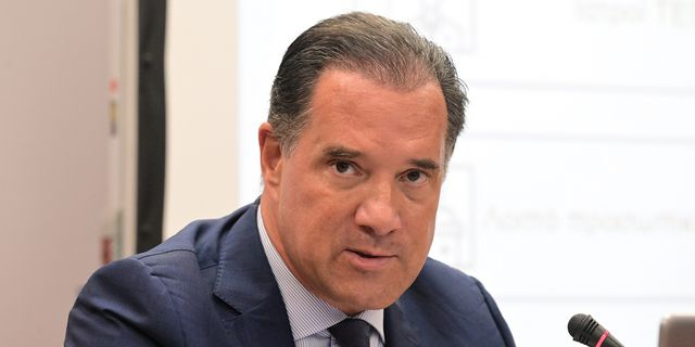 Ο Άδωνις Γεωργιάδης φαίνεται να προτιμά τα… σπαθιά από τη νομιμότητα