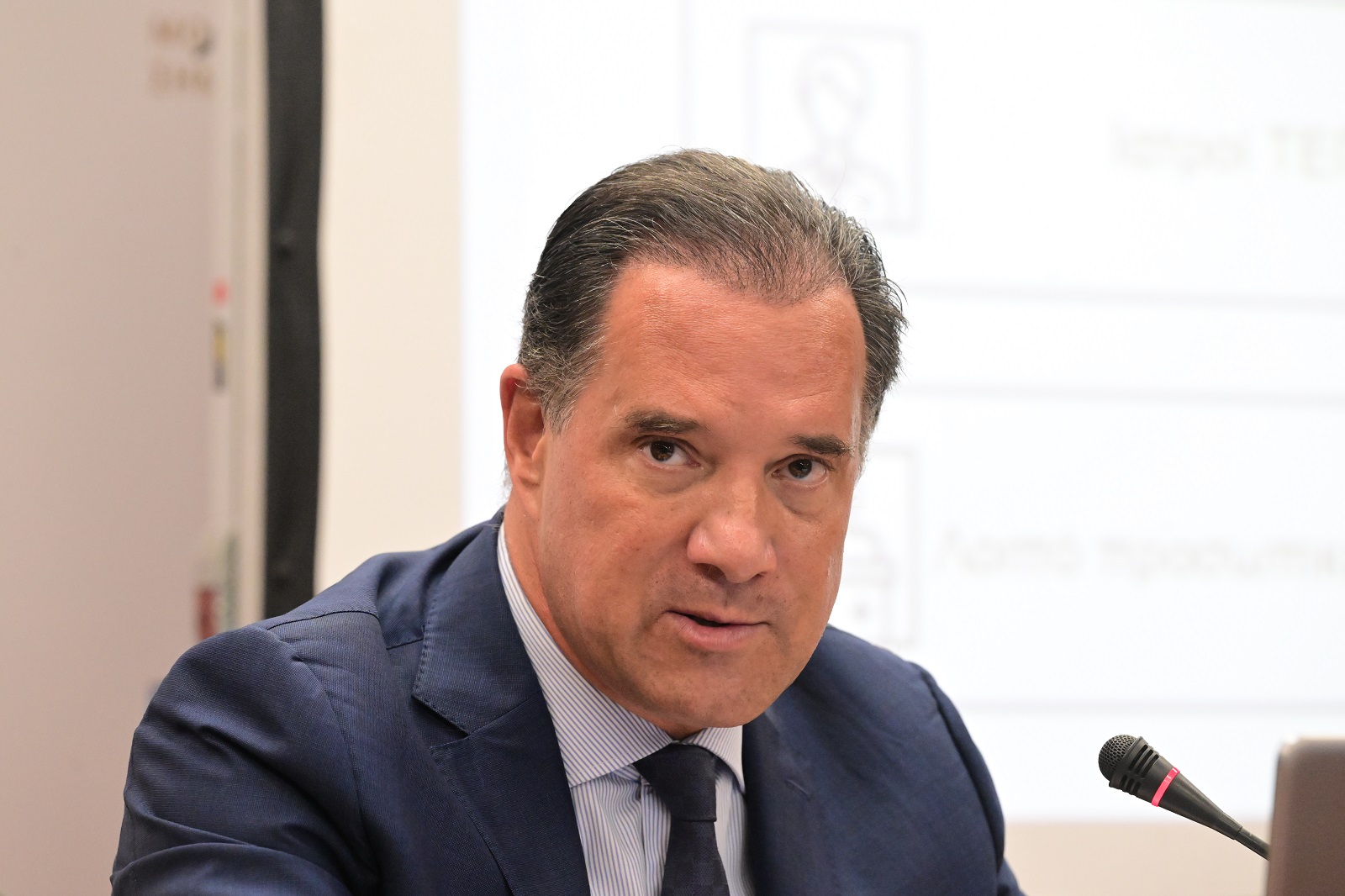 Γεωργιάδης: "Πολύ βαριά διαδικασία η πλασμαφαίρεση, γίνεται μόνο σε νοσοκομειακό περιβάλλον"