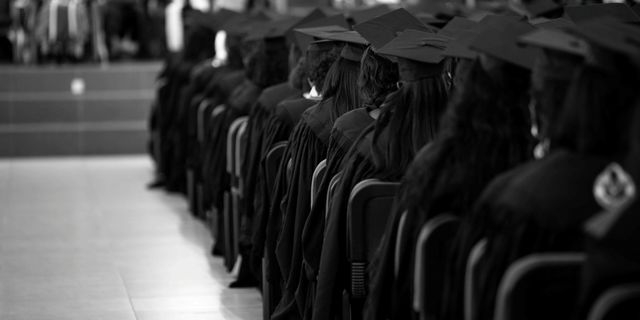 Πόσα και ποια τμήματα των ελληνικών ΑΕΙ προσφέρουν πτυχίο το οποίο ισοδυναμεί με μεταπτυχιακό τίτλο;