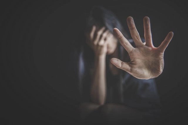 Προθεσμία για να απολογηθεί πήρε το ζευγάρι που κακοποιούσε σεξουαλικά την 10χρονη κόρη της γυναίκας