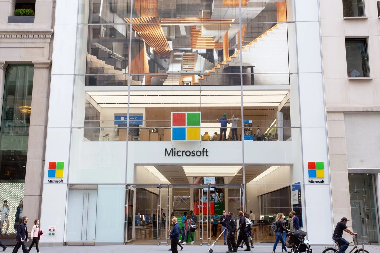Η Microsoft μειώνει το εργατικό δυναμικό της, παρότι αναπτύσσεται ραγδαία
