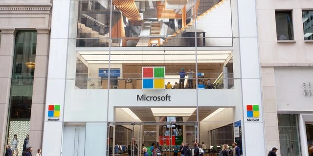 Η Microsoft μειώνει το εργατικό δυναμικό της, παρότι αναπτύσσεται ραγδαία