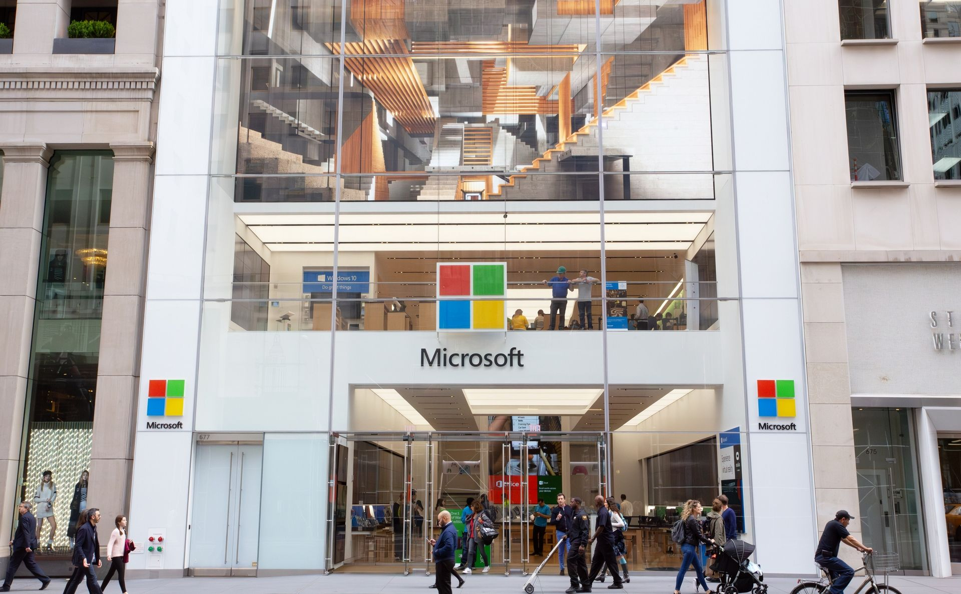 Η Microsoft μειώνει το εργατικό δυναμικό της, παρότι αναπτύσσεται ραγδαία