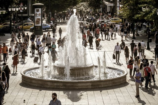 Το συντριβάνι στη πλατεία Συντάγματος