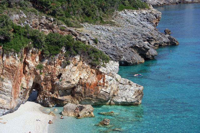 Πήλιο: Άγριος καβγάς σε παραλία με αφορμή τον γυμνισμό