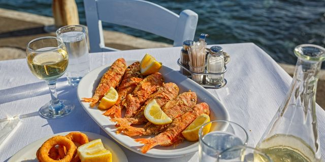 Ψαροταβέρνα πάνω στο κύμα