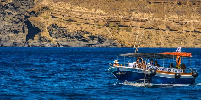 ΑΑΔΕ: Επιχείρηση “Κρουαζιέρα θα σε πάω” στα ημερόπλοια της Σαντορίνης