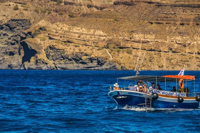 ΑΑΔΕ: Επιχείρηση “Κρουαζιέρα θα σε πάω” στα ημερόπλοια της Σαντορίνης