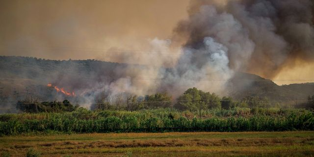 Αρχαία Ολυμπία: Αναζωπυρώθηκε η φωτιά – Ισχυροί άνεμοι στην περιοχή