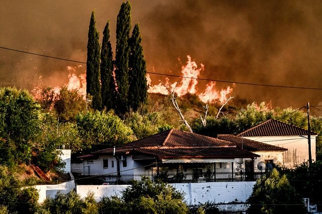 Ανεξέλεγκτη η φωτιά στην Αρχαία Ολυμπία – Απειλούνται σπίτια