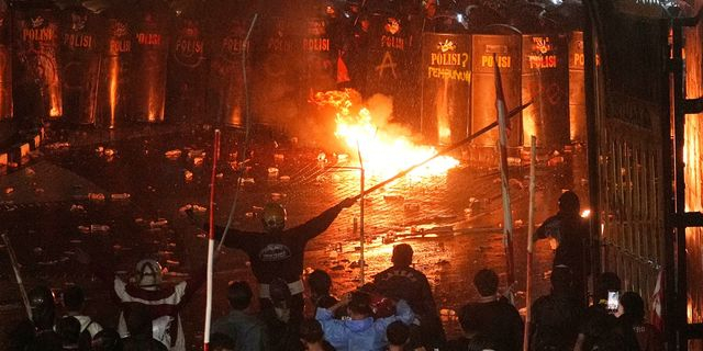 Ινδονησία: Διαδηλωτές πυρπόλησαν κτήριο περιφερειακού συμβουλίου – Τουλάχιστον 3 νεκροί