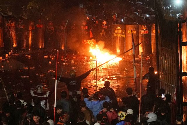 Ινδονησία: Διαδηλωτές πυρπόλησαν κτήριο περιφερειακού συμβουλίου – Τουλάχιστον 3 νεκροί