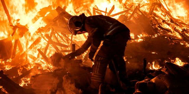 Πυροσβέστης επιχειρεί σε φωτιά στην Ισπανία (φωτογραφία αρχείου)