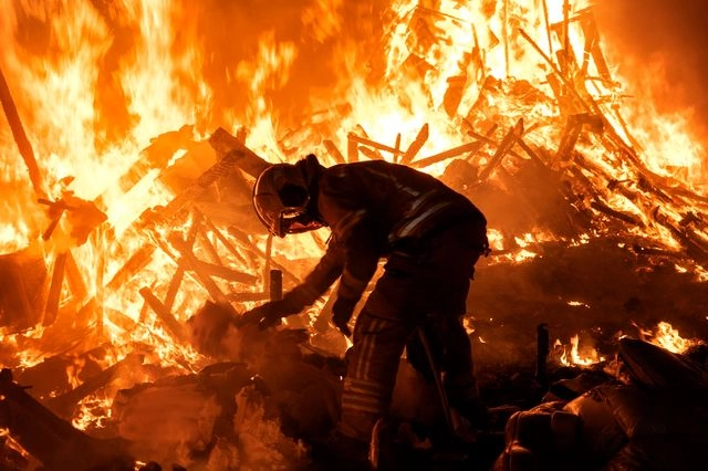 Πυροσβέστης επιχειρεί σε φωτιά στην Ισπανία (φωτογραφία αρχείου)