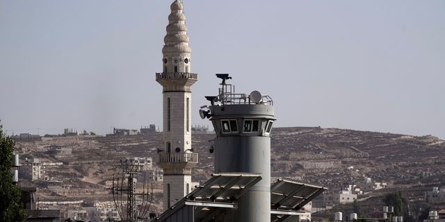 Ισραηλινός στρατιωτικός πύργος παρακολούθησης με δύο ρομποτικά όπλα και κάμερες στο προσφυγικό στρατόπεδο Αρούμπ, στη Δυτική Όχθη.