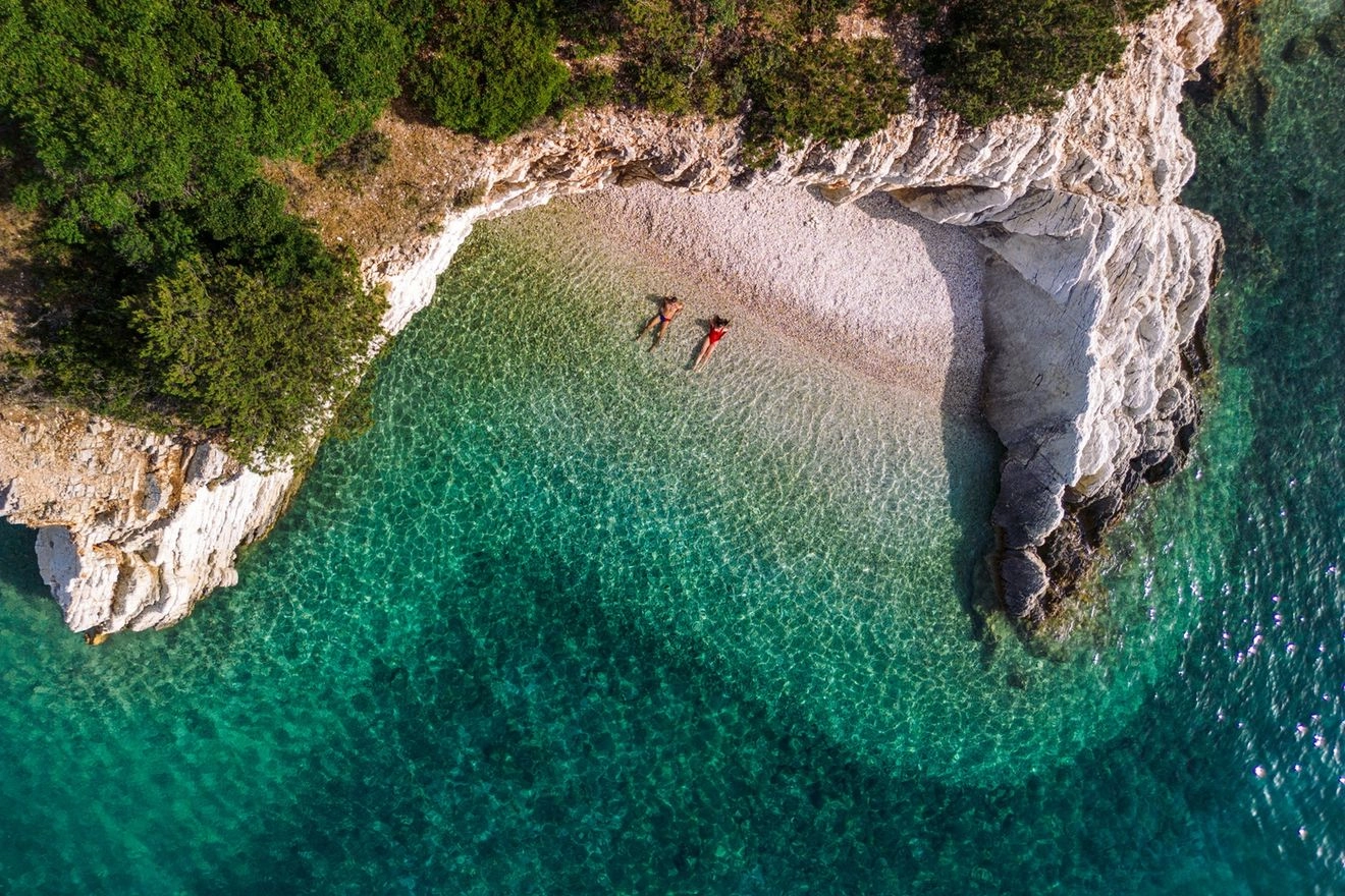 Η παραλία Φιλιατρό στην Ιθάκη είναι εξαιρετικά εντυπωσιακή