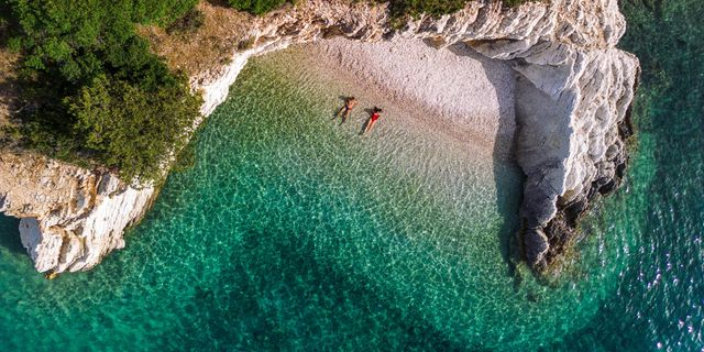Η παραλία Φιλιατρό στην Ιθάκη είναι εξαιρετικά εντυπωσιακή