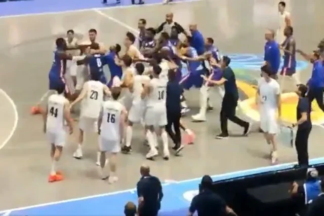 Χάος μετά το Αργεντινή – Δομινικανή Δημοκρατία: Ξύλο και γροθιές μέσα στο παρκέ