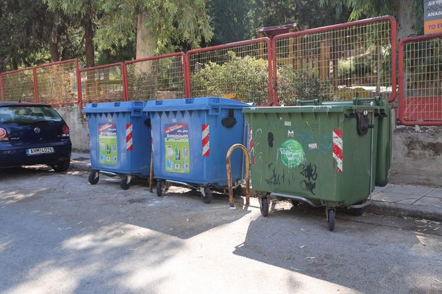 Βρέθηκε οπλοστάσιο σε κάδο απορριμμάτων στην Καισαριανή