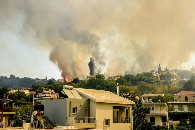 Δηλητήριο ο αέρας στην Αχαΐα μετά τη φωτιά