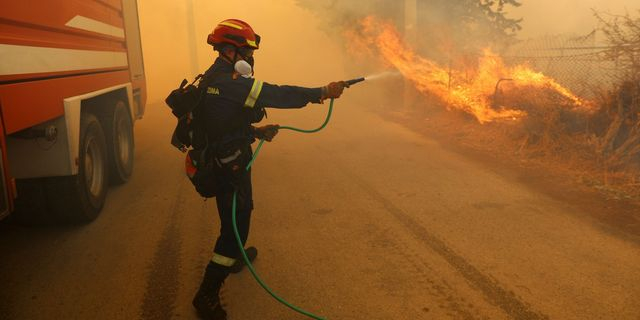 Φωτιά στην Κερατέα: “Τα πυροσβεστικά δεν ξέρουν πού βρίσκονται οι κρουνοί”
