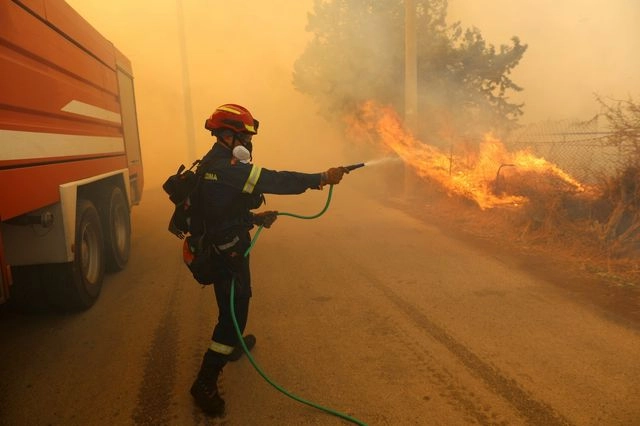 Φωτιά στην Κερατέα: “Τα πυροσβεστικά δεν ξέρουν πού βρίσκονται οι κρουνοί”