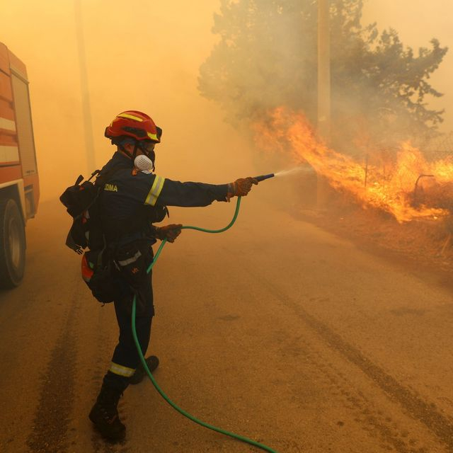 Φωτιά στην Κερατέα: “Τα πυροσβεστικά δεν ξέρουν πού βρίσκονται οι κρουνοί”