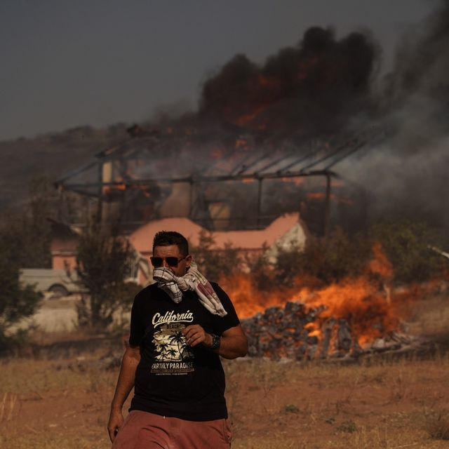 Σε ύφεση η φωτιά στην Ανατολική Αττική – Άρχισαν οι εναέριες ρίψεις