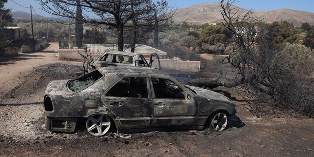 Σε ύφεση η φωτιά στην Αν. Αττική – Βαρύς απολογισμός με έναν νεκρό και χιλιάδες καμένα στρέμματα