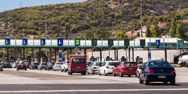 Επιστρέφουν σταδιακά οι αδειούχοι – Κίνηση στα διόδια Ελευσίνας και Μεγάρων