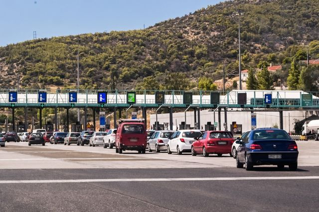 Επιστρέφουν σταδιακά οι αδειούχοι – Κίνηση στα διόδια Ελευσίνας και Μεγάρων