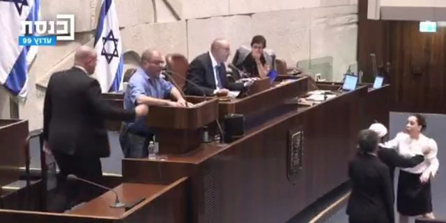 O βουλευτής Όφερ Κασίφ απομακρύνεται από το βήμα της Κνεσέτ