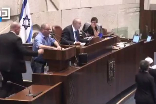 O βουλευτής Όφερ Κασίφ απομακρύνεται από το βήμα της Κνεσέτ