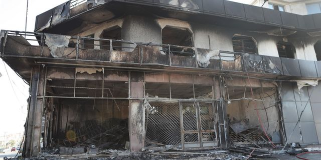 Κορωπί: ΙΧ έπεσε σε κατάστημα – Ένας νεκρός