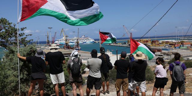 Κρήτη: Με πανό και συνθήματα υπέρ της Παλαιστίνης υποδέχτηκαν το ισραηλινό κρουαζιερόπλοιο
