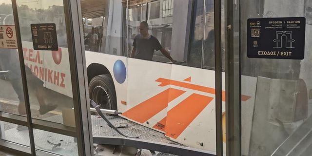 Χαλκιδική: Λεωφορείο έπεσε πάνω στο κτίριο των ΚΤΕΛ