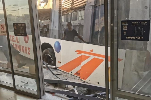 Χαλκιδική: Λεωφορείο έπεσε πάνω στο κτίριο των ΚΤΕΛ