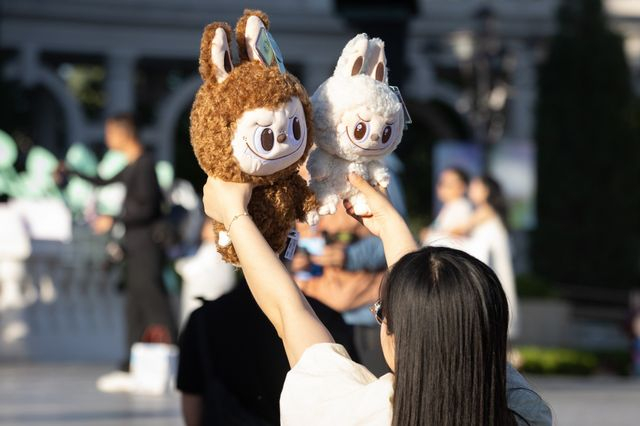 Τι είναι αυτό το Labubu και γιατί το θέλουν όλοι