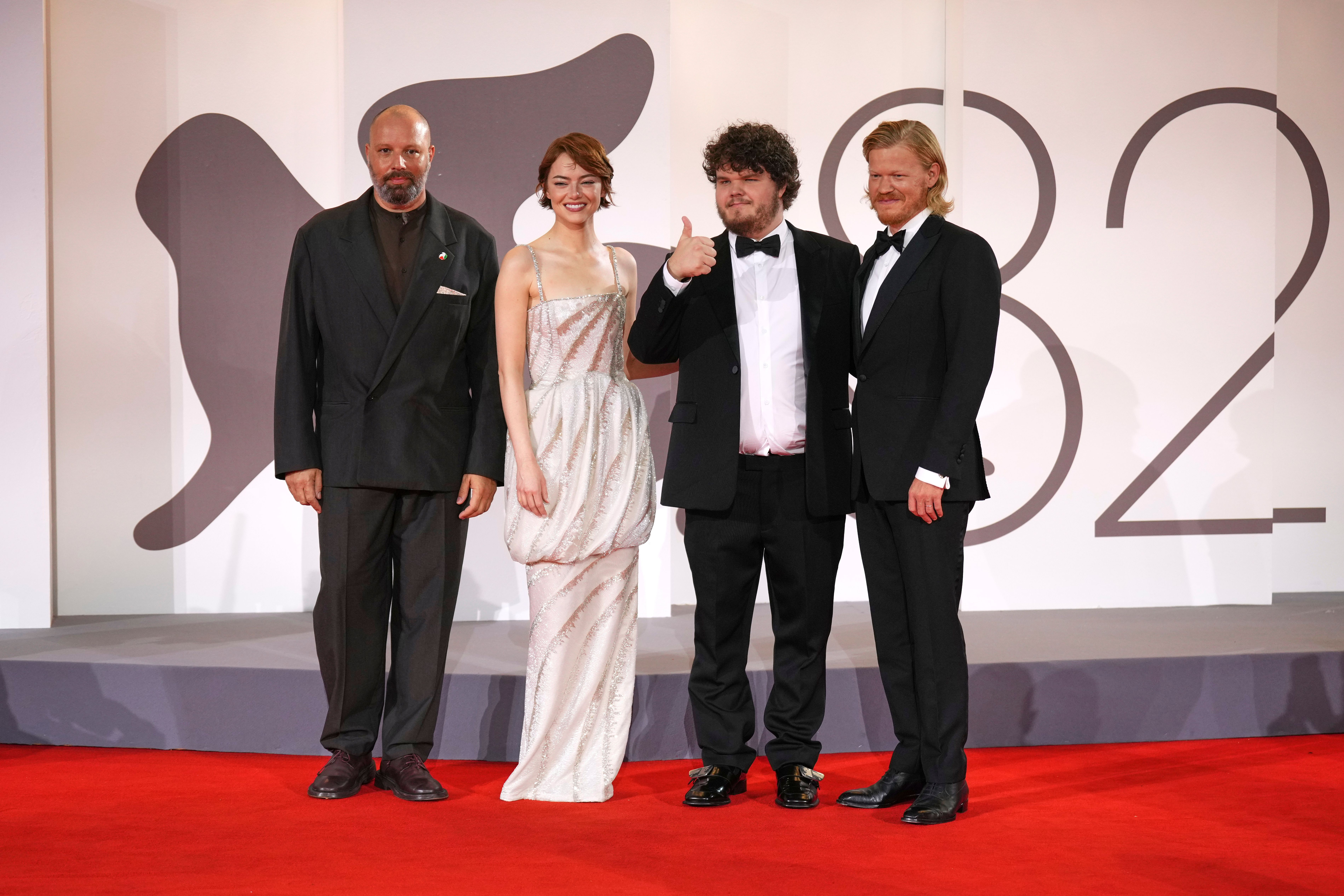 Ο σκηνοθέτης Γιώργος Λάνθιμος και οι ηθοποιοί του Bugonia